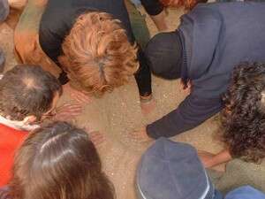 עובדים על מיצג המסמל את התהליך שעברו בתוכנית עובדים על מיצג המסמל את התהליך שעברו בתוכנית