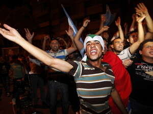 תומכי המחנה הפרו מערבי חוגגים את הניצחון בלבנון. תומכי המחנה הפרו מערבי חוגגים את הניצחון בלבנון.