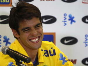 קאקה מאושר, לפנות בוקר במסיבת העיתונאים קאקה מאושר, לפנות בוקר במסיבת העיתונאים