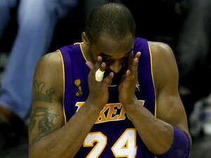 קובי ברייאנט לא מאמין שזה קורה לו. קובי ברייאנט לא מאמין שזה קורה לו.