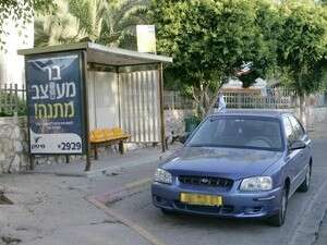מכונית חונה בתחנת אוטובוס מכונית חונה בתחנת אוטובוס