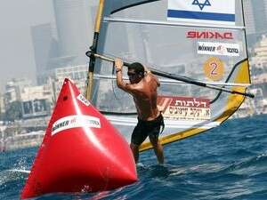 ממשיך להוביל. שחר צוברי ממשיך להוביל. שחר צוברי