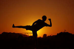 אמנות לחימה. אדם הרוקד סביב הכוחות המופעלים עליו אמנות לחימה. אדם הרוקד סביב הכוחות המופעלים עליו