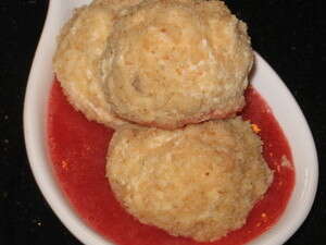 כדורי גבינה ברוטב תות כדורי גבינה ברוטב תות