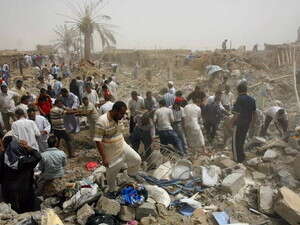 עיראקים מחפשים בין ההריסות אחרי פיגוע משאית התופת עיראקים מחפשים בין ההריסות אחרי פיגוע משאית התופת