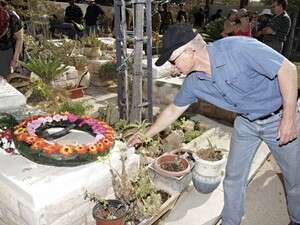 נועם שליט באזכרה לחנן ברק. נועם שליט באזכרה לחנן ברק.