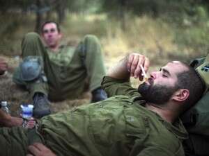 חיילי מילואים במנוחה חיילי מילואים במנוחה