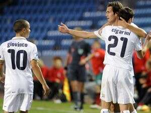 אקוופרסקה מקבל ברכות מג'יובינקו וקיגאריני. אקוופרסקה מקבל ברכות מג'יובינקו וקיגאריני.