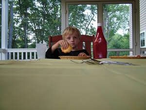 מנסים לשפר הרגלי אכילה מזיקים. מנסים לשפר הרגלי אכילה מזיקים.