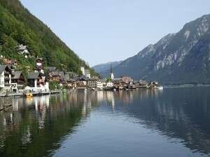 העיירה האלשטט השוכנת בין האגם לצלע של ההר באוסטריה העיירה האלשטט השוכנת בין האגם לצלע של ההר באוסטריה