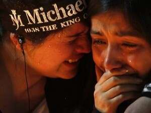 בוכים על מייקל ג'קסון. פולחן אבלות מודרני בוכים על מייקל ג'קסון. פולחן אבלות מודרני