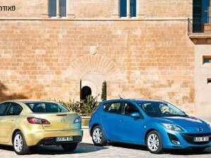 שתי מכוניות מאזדה. שתי מכוניות מאזדה.