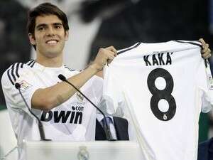 קאקה מוצג במדי ריאל מדריד. קאקה מוצג במדי ריאל מדריד.