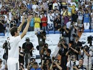 קאקה עושה סיבוב מול האוהדים. קאקה עושה סיבוב מול האוהדים.