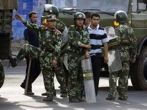 כוחות ביטחון בעיר אורומקי במחוז שינג'יאנג. כוחות ביטחון בעיר אורומקי במחוז שינג'יאנג.