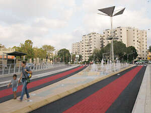 מחכים לקרוניות. מסלול המטרונית בחיפה, אתמול מחכים לקרוניות. מסלול המטרונית בחיפה, אתמול