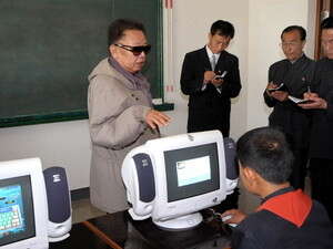 מנהיג קוריאה הצפונית, קים ג'ונג איל, בכיתת מחשבים. מנהיג קוריאה הצפונית, קים ג'ונג איל, בכיתת מחשבים.