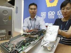 בלשים בודקים מחשבים שנפגעו בהתקפה הממוחשבת בשנה שעברה. בלשים בודקים מחשבים שנפגעו בהתקפה הממוחשבת בשנה שעברה.