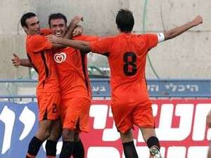 בני יהודה חוגגת העפלה לשלב הבא. בני יהודה חוגגת העפלה לשלב הבא.