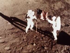 באז אולדין וניל ארמסטרונג על הירח. באז אולדין וניל ארמסטרונג על הירח.