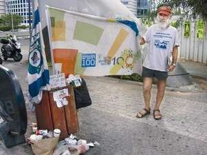 דני ואלה ליד אוהל המחאה דני ואלה ליד אוהל המחאה