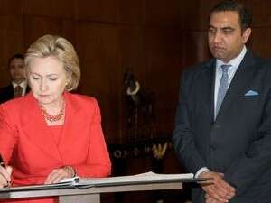 הילארי קלינטון חותמת על ספר התנחומים במלון טאג' מהאל, לצדו של מנהל המלון, קרמביר קאנג הילארי קלינטון חותמת על ספר התנחומים במלון טאג' מהאל, לצדו של מנהל המלון, קרמביר קאנג