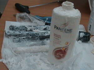 אחד מבקבוקי השמפו והגלילים שבתוכם כדורי האקסטזי אחד מבקבוקי השמפו והגלילים שבתוכם כדורי האקסטזי