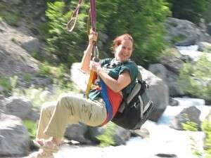 מאבק צמוד. חברה במסע נהנית באומגה מאבק צמוד. חברה במסע נהנית באומגה