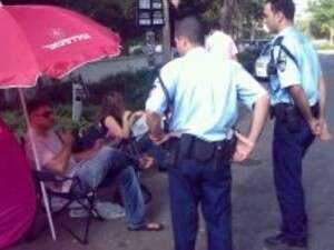 מפגינים מערוץ 10 מול בית ראש הממשלה מפגינים מערוץ 10 מול בית ראש הממשלה