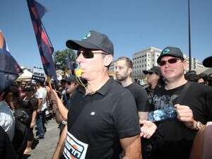 אלון בן דוד בהפגנה של עובדי ערוץ 10 מול בית ראש הממשלה אלון בן דוד בהפגנה של עובדי ערוץ 10 מול בית ראש הממשלה