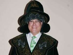 יעקב שחר בבגדים קזחיים מסורתיים. יעקב שחר בבגדים קזחיים מסורתיים.