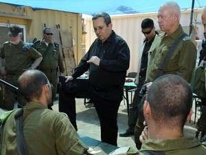שר הביטחון, אהוד ברק, במהלך סיור בחטיבה הדרומית של אוגדת עזה שר הביטחון, אהוד ברק, במהלך סיור בחטיבה הדרומית של אוגדת עזה