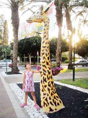 פסל ג'ירפה מחומרים ממוחזרים פסל ג'ירפה מחומרים ממוחזרים