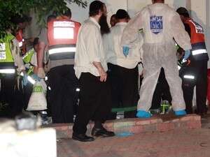 צוותי רפואה מפנים פצועים ממרכז הקהילה הגאה. צוותי רפואה מפנים פצועים ממרכז הקהילה הגאה.