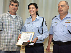 מלשה מקבלת אות הוקרה. חלמה להיות שוטרת מלשה מקבלת אות הוקרה. חלמה להיות שוטרת