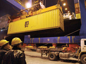 משיבים את הזבל לבריטניה. נמל סאנטוס, אתמול משיבים את הזבל לבריטניה. נמל סאנטוס, אתמול