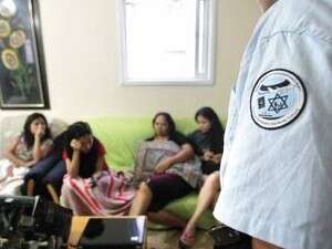 פיליפיניות בדירה ברחובות בעת פעולה של יחידת עוז פיליפיניות בדירה ברחובות בעת פעולה של יחידת עוז