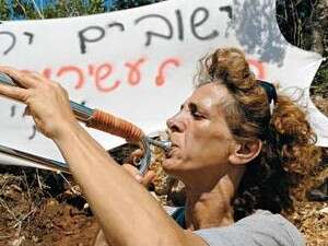 חביבה אלפרון מול ביתו של גבי ויסמן באבירים, השבוע חביבה אלפרון מול ביתו של גבי ויסמן באבירים, השבוע