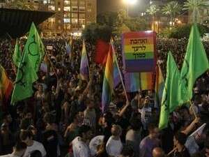 עשרות אלפי משתתפים בעצרת הגאווה בכיכר רבין. עשרות אלפי משתתפים בעצרת הגאווה בכיכר רבין.