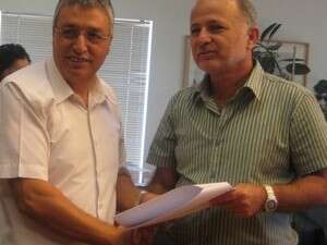 מוטי שקלאר בעת חתימה על הסכם עבודה ברשות השידור מוטי שקלאר בעת חתימה על הסכם עבודה ברשות השידור