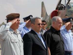 נתניהו, ברק ואשכנזי בביקור בחצרים, היום. נתניהו, ברק ואשכנזי בביקור בחצרים, היום.