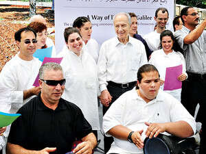 הנשיא שמעון פרס עם תלמידי בית הספר כישורית הנשיא שמעון פרס עם תלמידי בית הספר כישורית