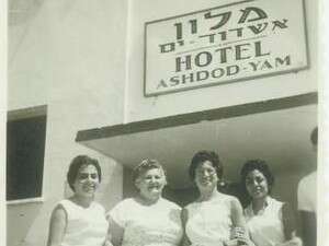 מאדאם סטפנובסקי (שנייה מימין) וצוות עובדות בית המלון מאדאם סטפנובסקי (שנייה מימין) וצוות עובדות בית המלון