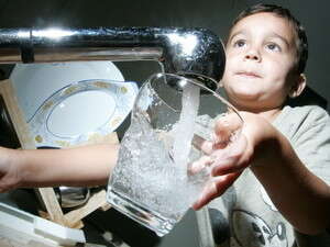 שותים מים מהברז - כדאי? שותים מים מהברז - כדאי?