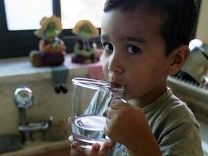 ילד שותה כוס מים ילד שותה כוס מים