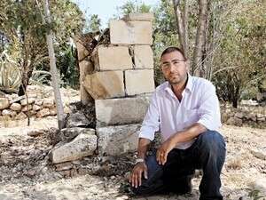 אבו ליל מוחמד ושני קברים בחצר אבו ליל מוחמד ושני קברים בחצר