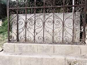 אחד הקברים בחצר אחד הקברים בחצר