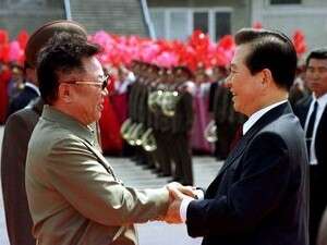 קים דאה-ג'ונג עם קים ג'ונג-איל בפגישה ב-2000 קים דאה-ג'ונג עם קים ג'ונג-איל בפגישה ב-2000