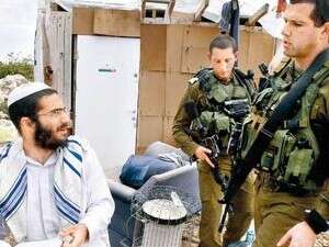 כח צה''ל עם מתנחל במאחז סמוך לחברון כח צה''ל עם מתנחל במאחז סמוך לחברון