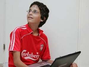 תלמיד עם מחשב נייד תלמיד עם מחשב נייד